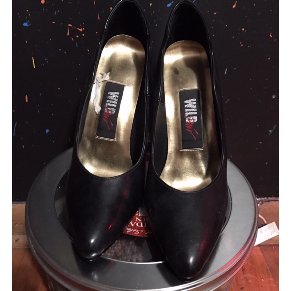 Black high heels with black and gold colored heel